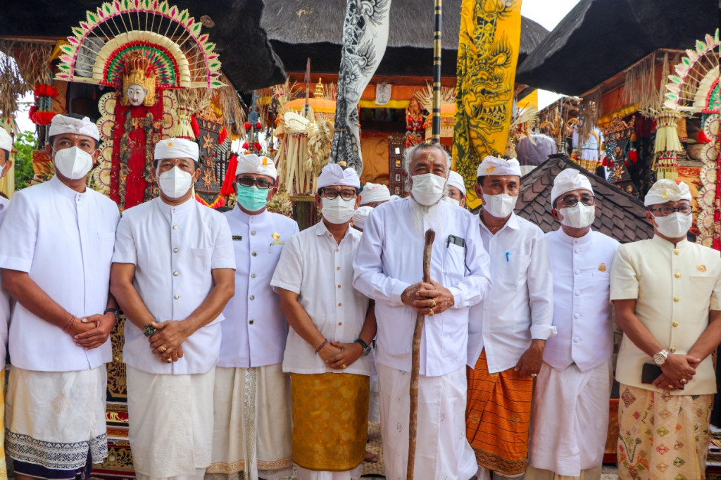 Sekda Adi Arnawa Hadiri Penyineban Karya Panca Wali Krama Pura Luhur Uluwatu
